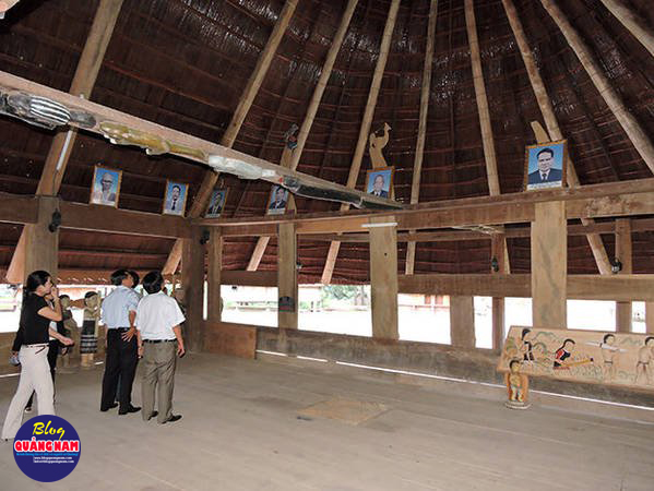 Du khách thăm những ngôi nhà trong làng truyền thông Cơ Tu để biết thêm về đời sống văn hóa nơi đây - Ảnh: Thanh Ly